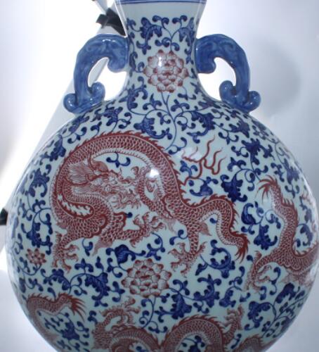 美丽的古中国瓷艺《乾隆款青花釉里红缠枝莲花龙纹抱月瓶》